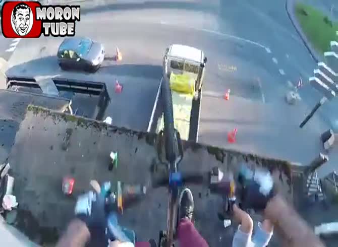 Video :In fact, a mountain bike expert was in an apartment where a wild party was held